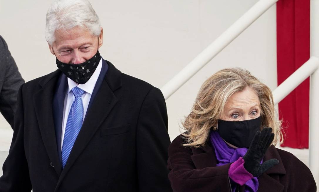 A ex-secretária de Estado dos Estados Unidos Hillary Rodham Clinton e o ex-presidente dos Estados Unidos Bill Clinton Foto: KEVIN LAMARQUE / REUTERS