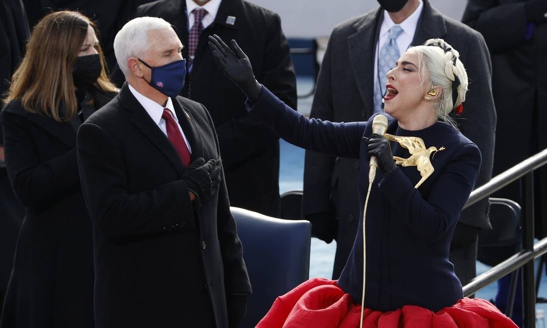 Observada de perto pelo vice de Trump, Mike Pence, Lady Gaga canta hino nacional dos Estados Unidos Foto: BRENDAN MCDERMID / REUTERS