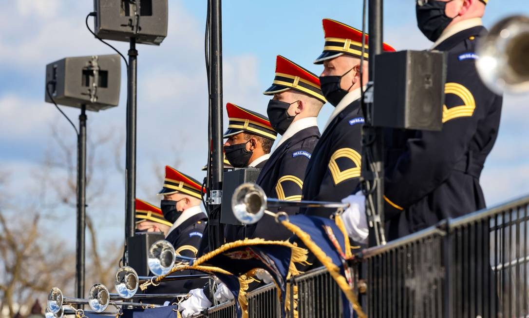 Membros da Banda do Exército dos EUA &#034;Pershing&#039;s Own&#034; a postos para a cerimônia de posse Foto: TASOS KATOPODIS / AFP