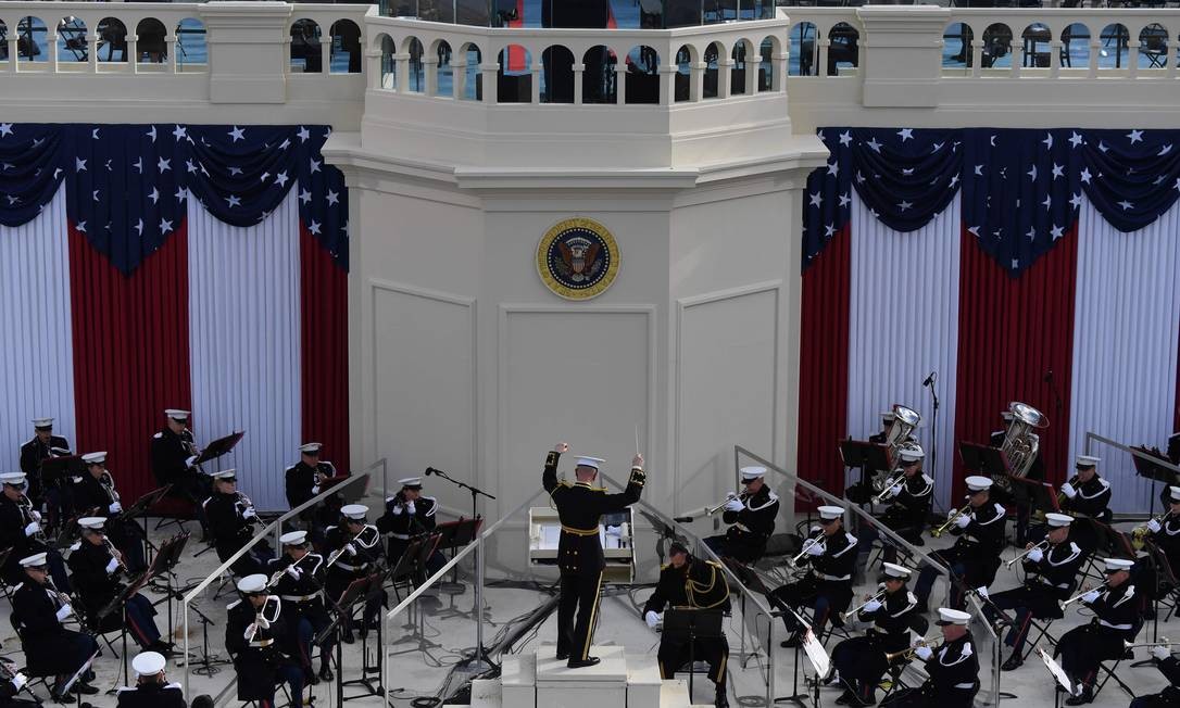 A banda da Marinha dos EUA se apresenta antes de Joe Biden tomar posse como 46º Presidente dos EUA Foto: ANDREW CABALLERO-REYNOLDS / AFP