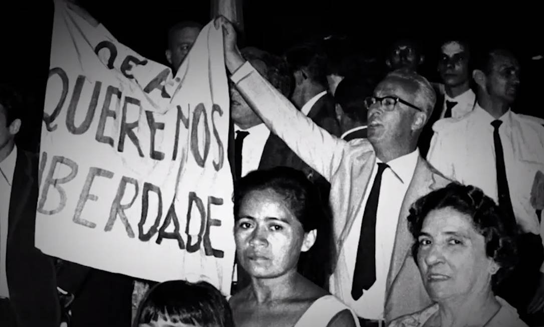 O escritor Antonio Callado em passeata contra a ditadura; ele também critiva a esquerda festiva Foto: Reprodução / Divulgação