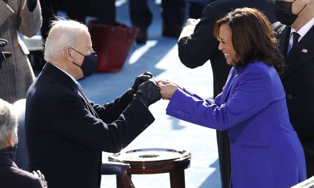 Joe Biden e Kamala Harris se cumprimentam momentos de se tornarem oficialmente presidente e vice-presidente dos EUA Foto: BRENDAN MCDERMID / REUTERS