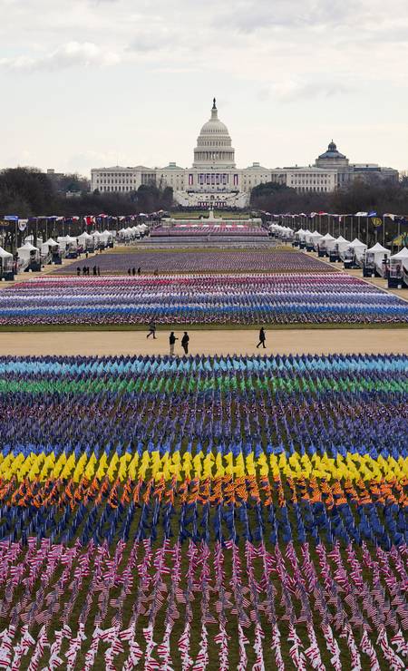 "Campo de bandeiras" represanta público que não pôde estar presente devido à pandemia da Covid-19 Foto: ALLISON SHELLEY / REUTERS