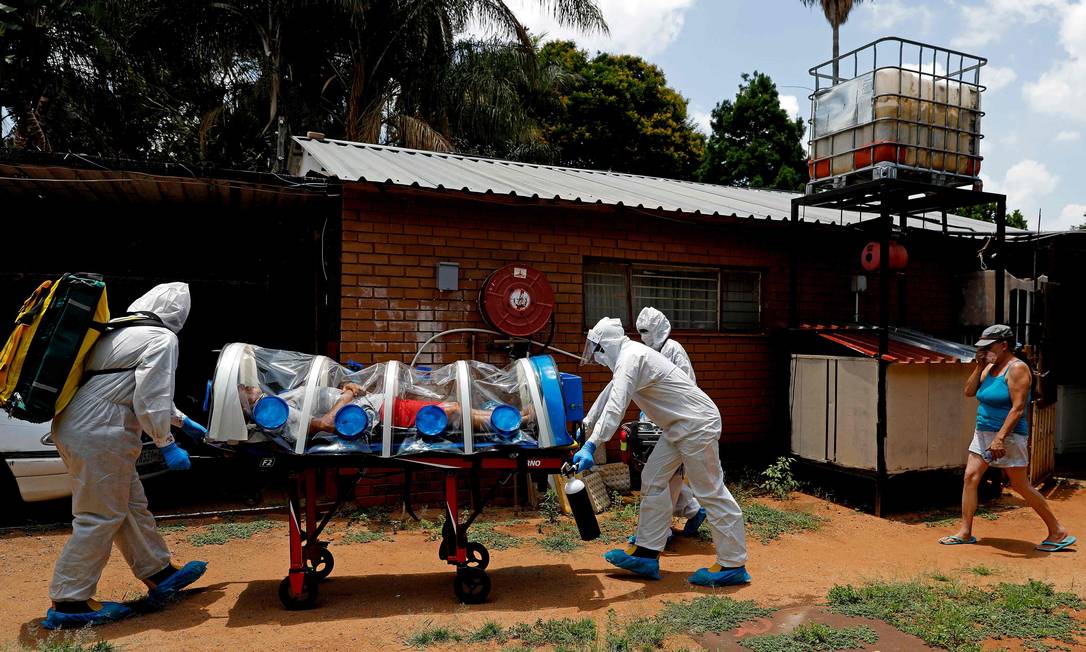 Profissionais de saúde transportam paciente de Covid-19, em Pretoria, na África do Sul Foto: PHILL MAGAKOE / AFP
