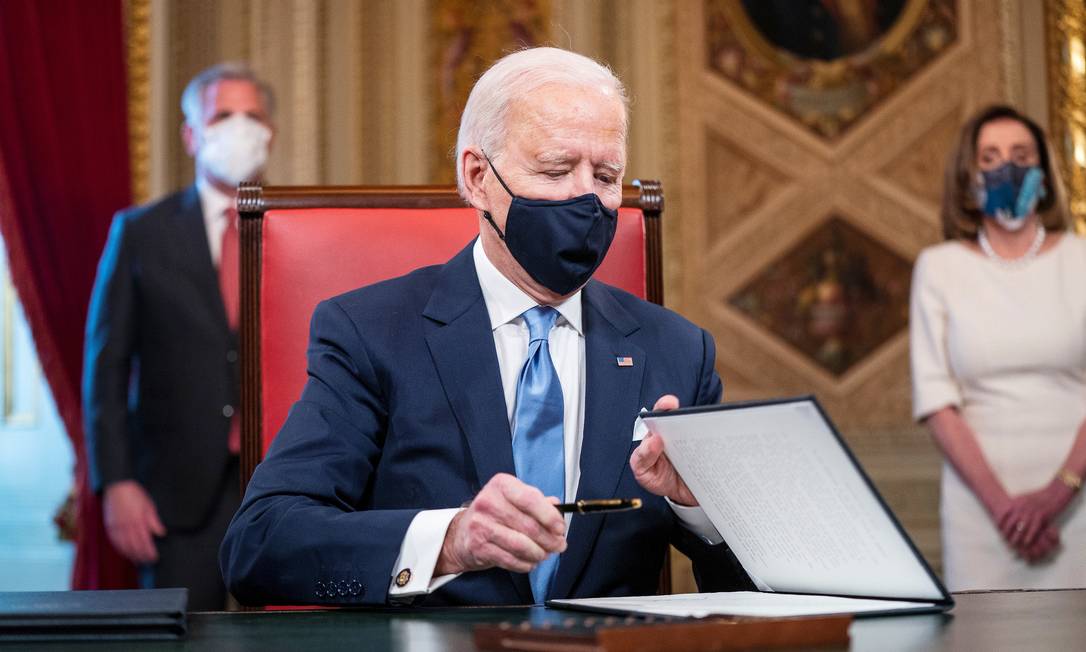 O presidente dos EUA, Joe Biden, assina três documentos, incluindo uma declaração de posse, nomeações de gabinete e nomeações de sub-gabinete na Sala de Presidentes do Capitólio dos EUA em Washington Foto: POOL / REUTERS/20-01-2021