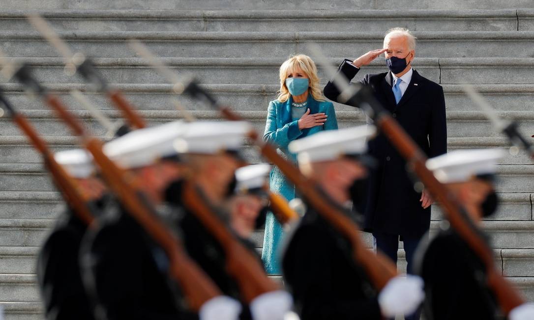 Joe Biden e a primeira-dama Jill Biden durante em revisão da tropa após a cerimônia Foto: MIKE SEGAR / REUTERS