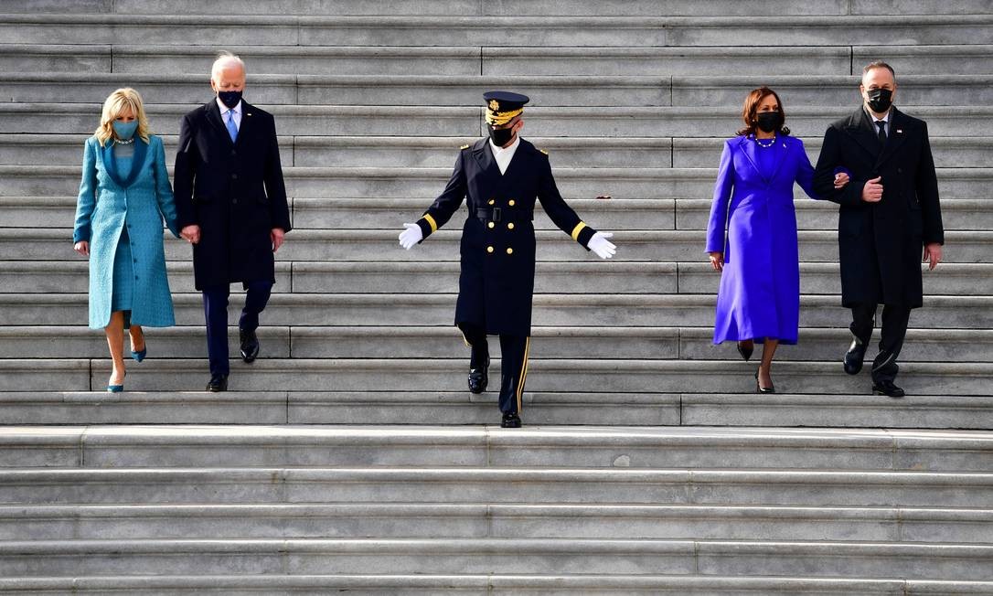 Joe Biden e a primeira-dama, Jill Biden, a vice-presidente, Kamala Harris, e o primeiro cavalheiro, Douglas Emhoff, descem as escadas a leste do Capitólioapós a posse presidencial Foto: POOL / REUTERS