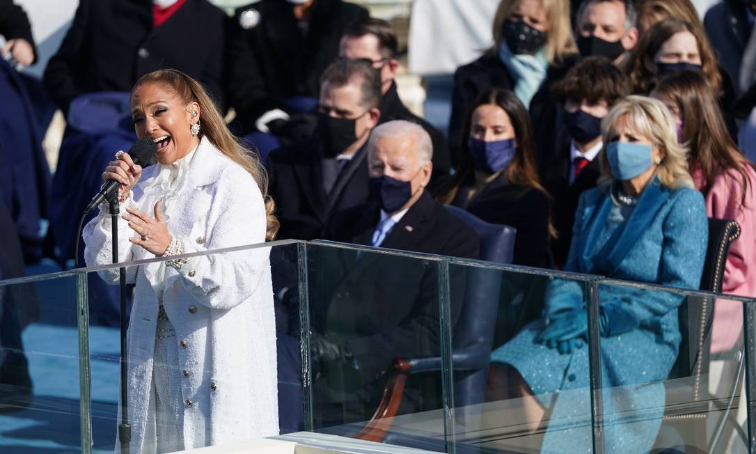 A cantora Jennifer Lopez se apresenta durante a posse de Joe Biden Foto: KEVIN LAMARQUE / REUTERS