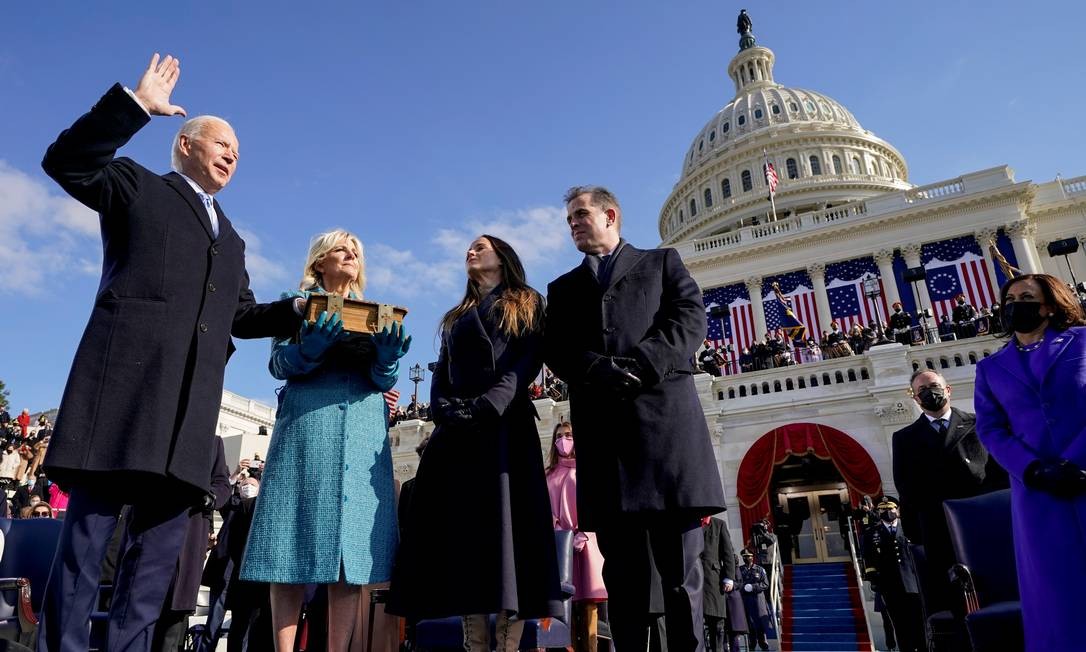 Joe Baden faz seu juramento com mão sobre a Bíblia, segurada pela primeira-dama, Jill Biden Foto: POOL / REUTERS