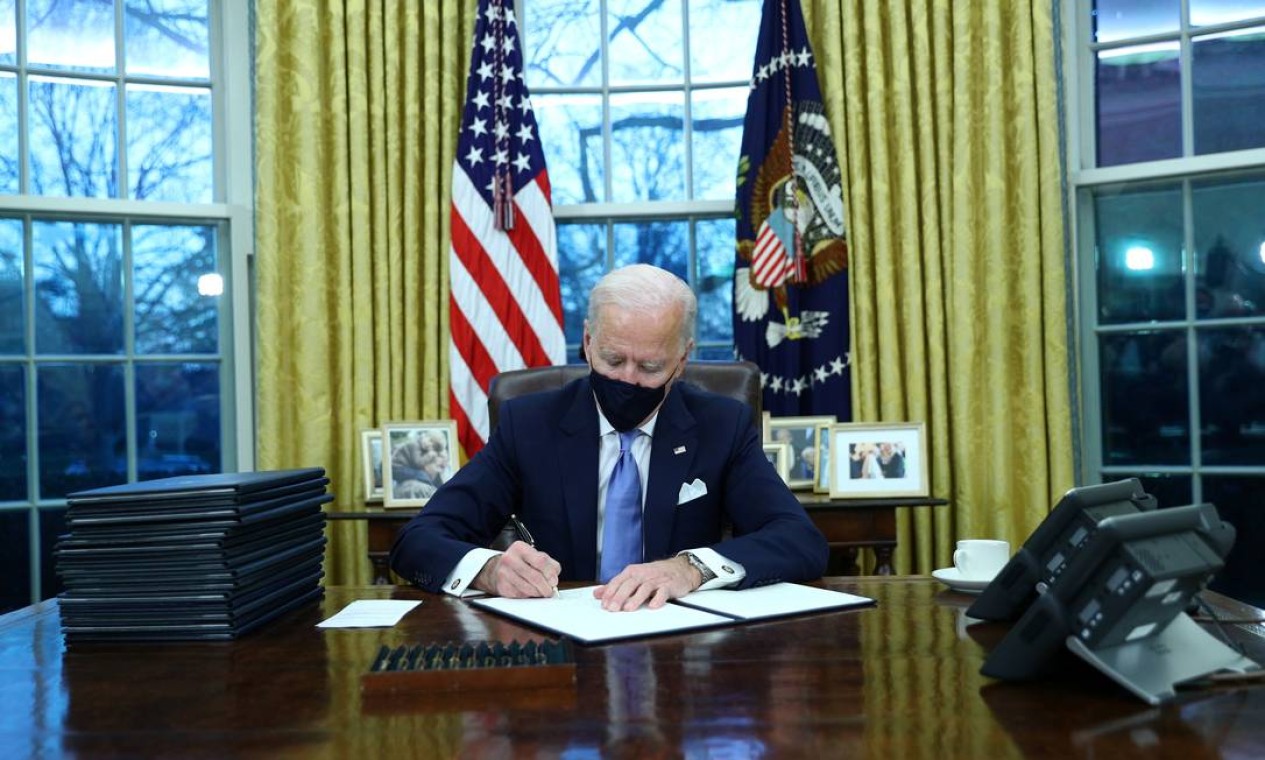 Joe Biden, assina ordens executivas no Salão Oval da Casa Branca em Washington, após sua posse como 46º Presidente dos Estados Unidos Foto: TOM BRENNER / REUTERS