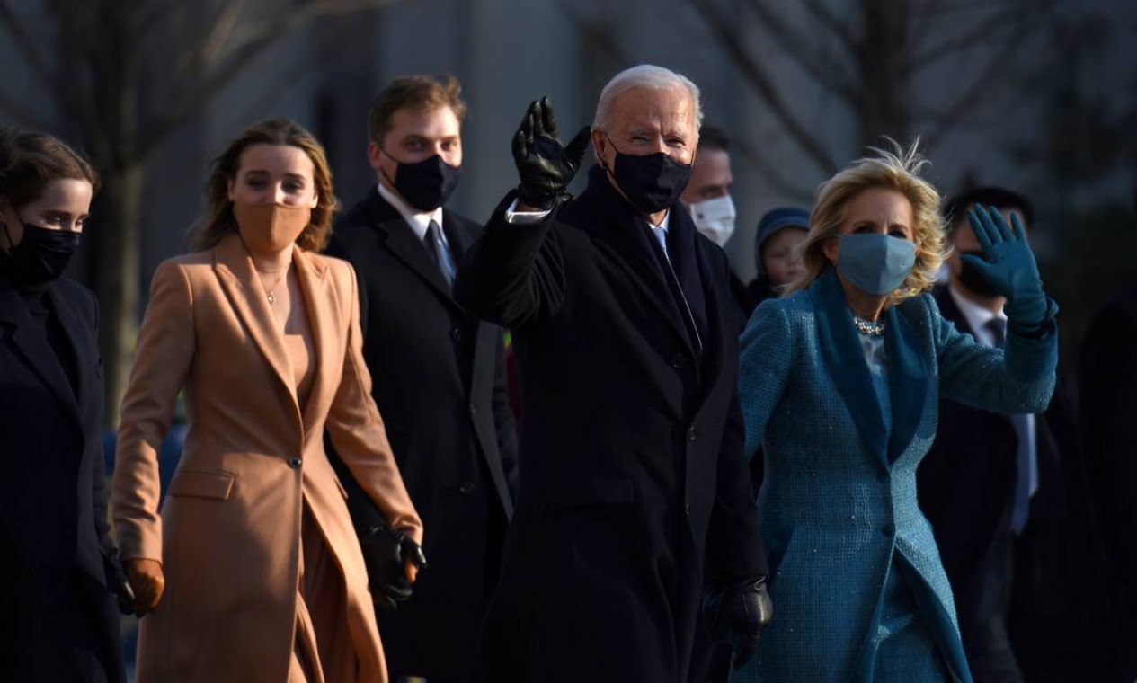 Biden, e a primeira-dama Jill Biden acenam enquanto se dirigem à Casa Branca Foto: CALLAGHAN O'HARE / REUTERS