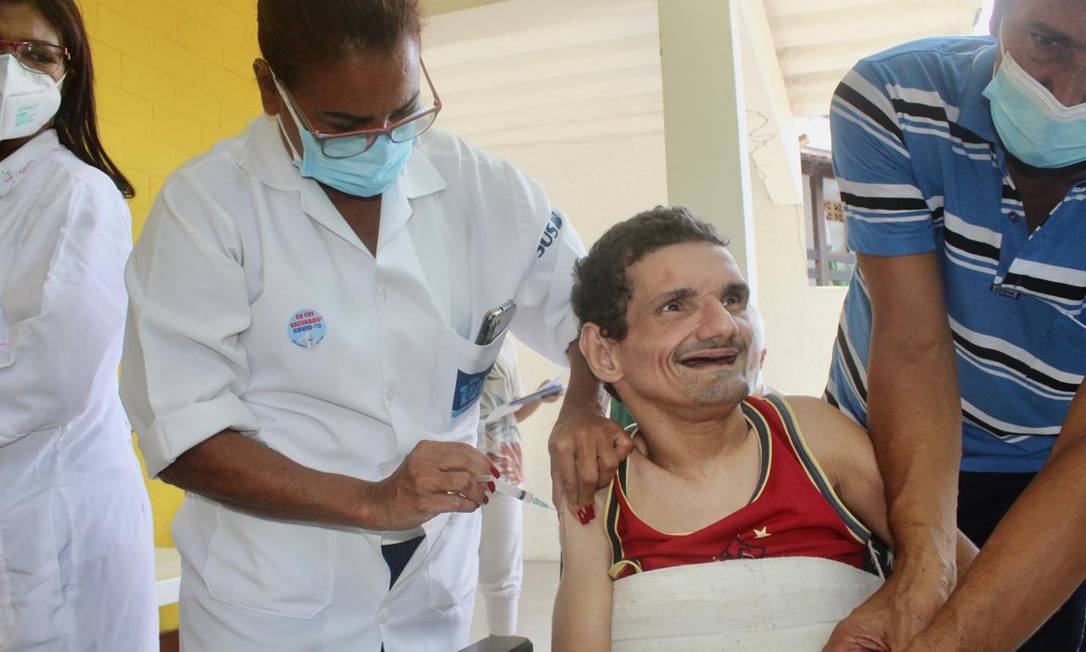Alexandre dos Santos, de 49 anos, da casa Diogo Carneiro de Lima, em Campo Grande, recebeu primeira dose da vacina contra Covid-19 Foto: Divulgação / Secretaria da Pessoa com Deficiência