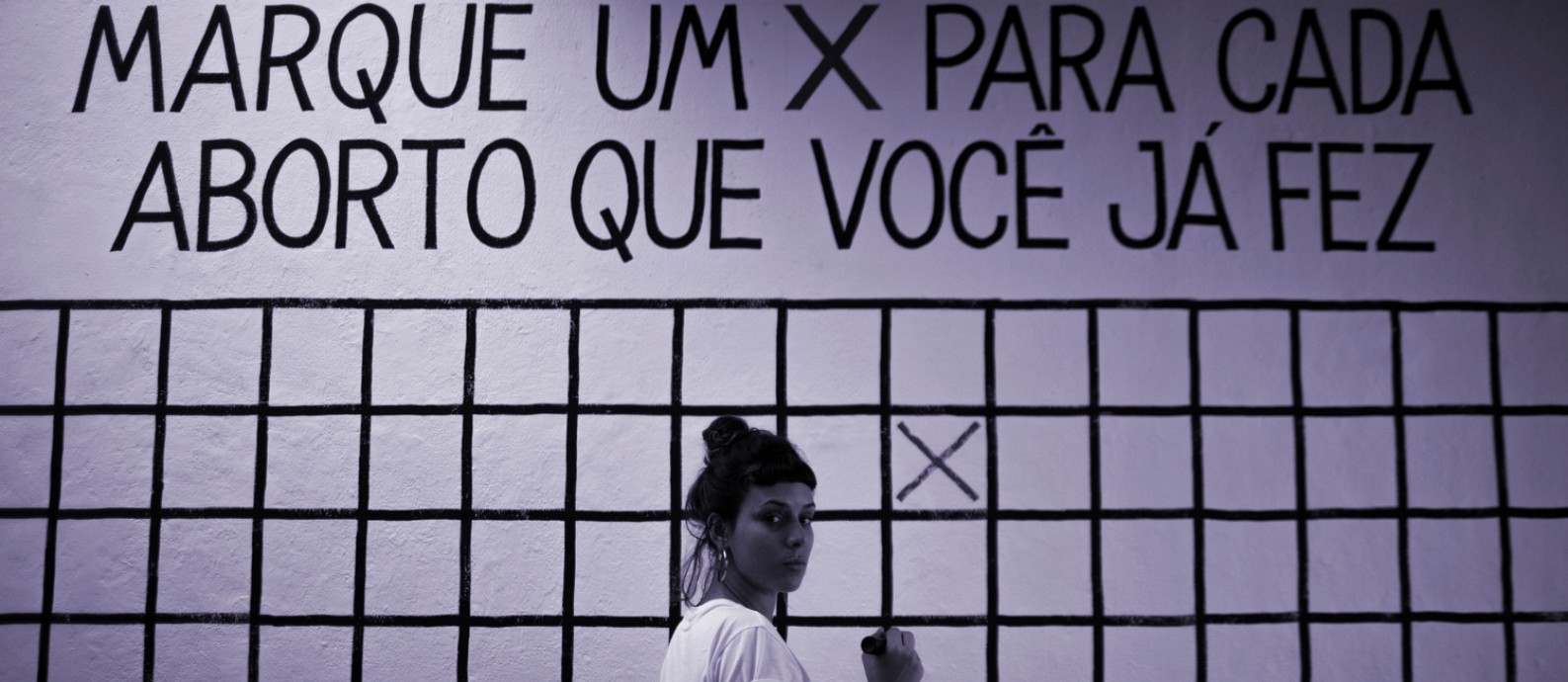 A artista Aleta Valente em intervenção sobre aborto em que convidou as fundadoras do Milhas pela Vida das Mulheres para um debate Foto: Agência O Globo 