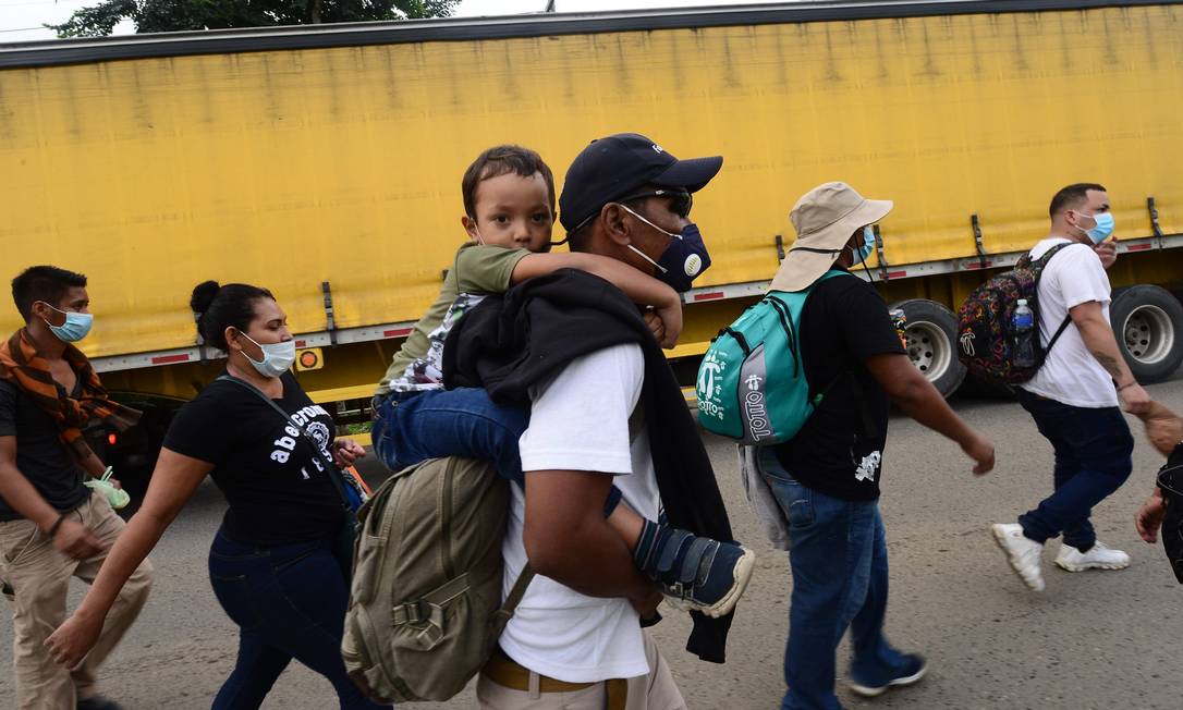 Migrantes de Honduras a caminho dos Estados Unidos em 15 de janeiro de 2021 Foto: Orlando Sierra / AFP
