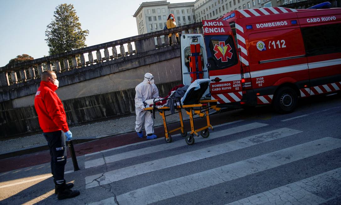 Ambulância carregando paciente com Covid-19 em Lisboa, em 18 de janeiro de 2021 Foto: Pedro Nunes / Reuters