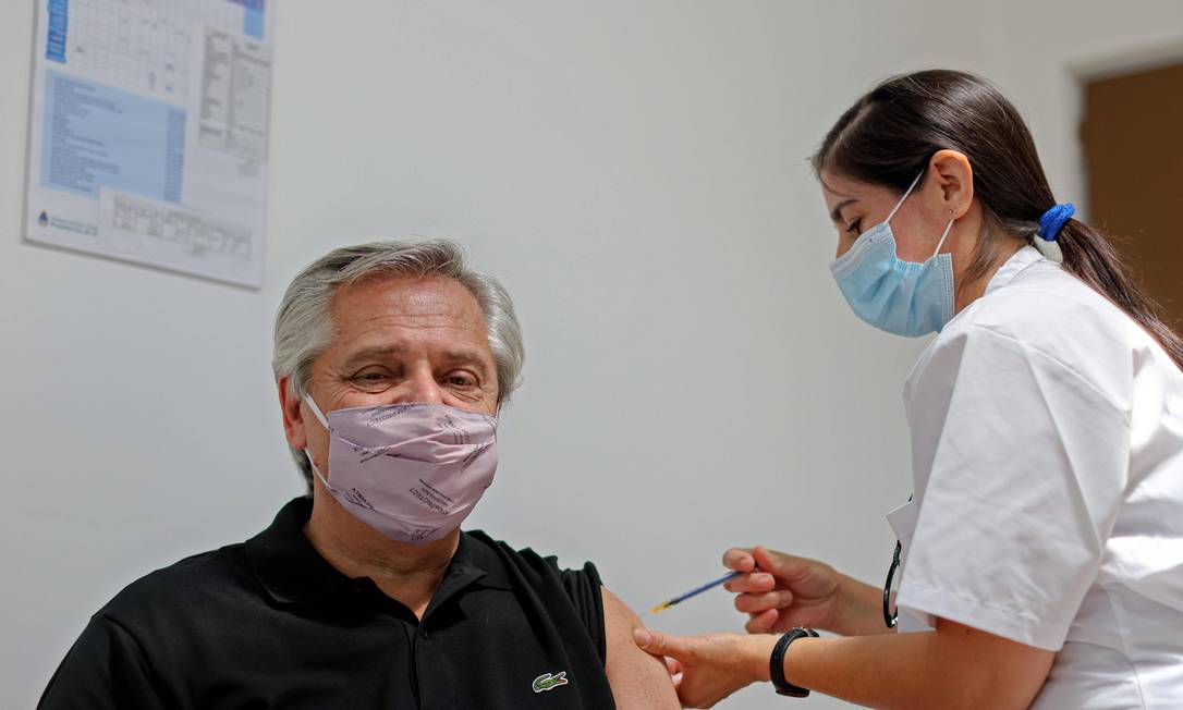 Alberto Fernandez recebe imunizante no Hospital Posadas, em Buenos Aires. Foto: ESTEBAN COLLAZO / AFP