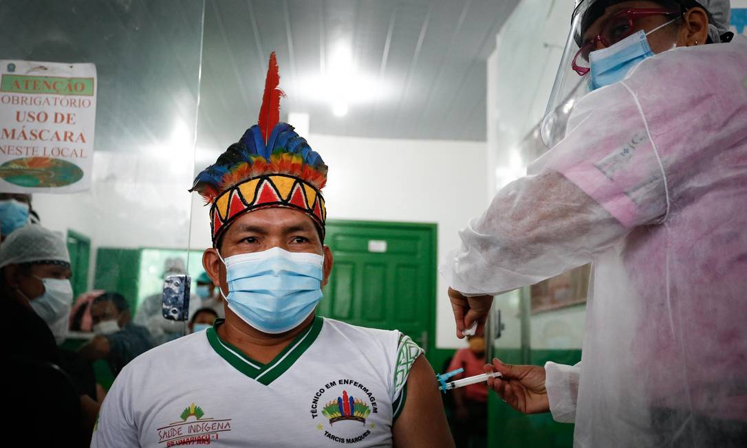 O técnico em enfermagem Tarcis Marques foi o terceiro a ser vacinado na aldeia de Umariaçu I Foto: Pablo Jacob/Agência O Globo/19-01-2021
