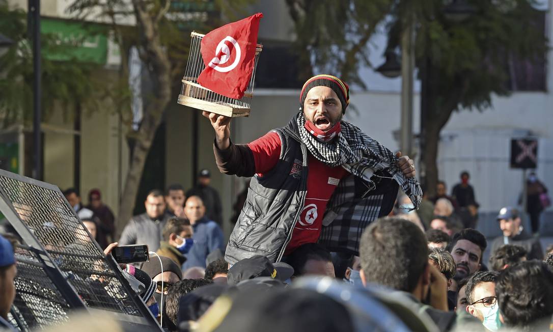 Manifestante na Tunísia em protesto na capital Tunes, em 19 de janeiro de 2021 Foto: FETHI BELAID / AFP