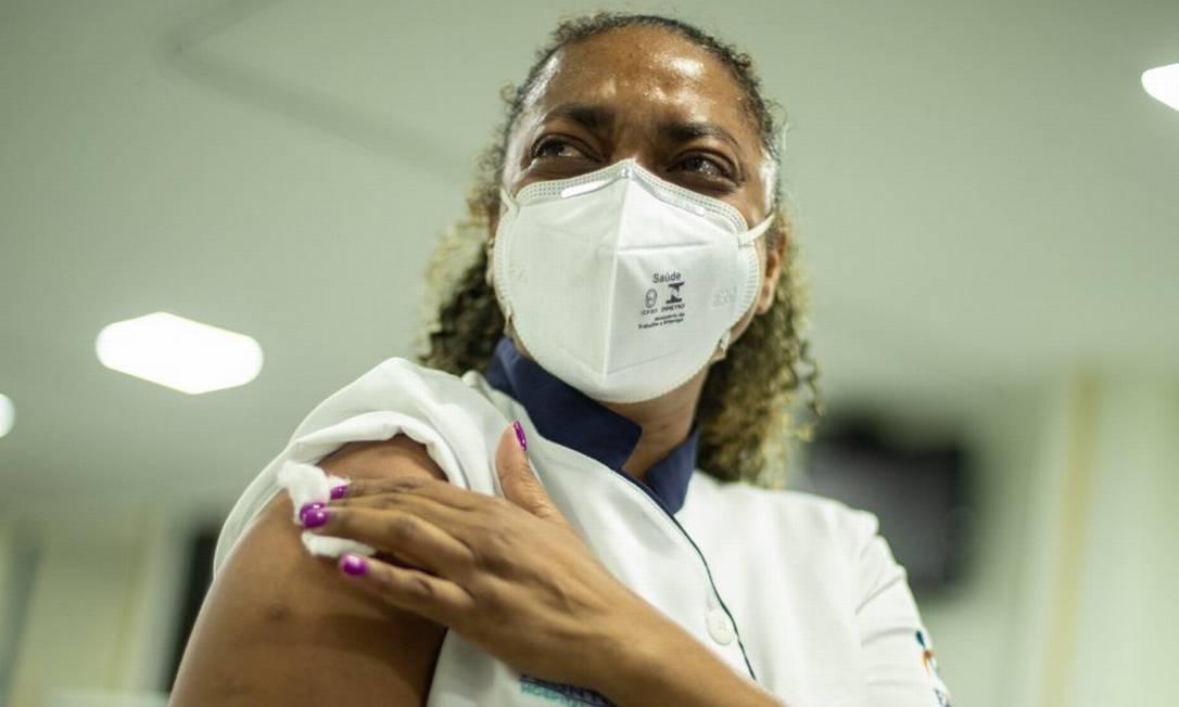 Com irmão internado com Covid-19, a enfermeira Alessandra Júlio chora após ser vacinada: "Sei que, com a imunização, menos gente vai sofrer" Foto: Brenno Carvalho / Agência O Globo
