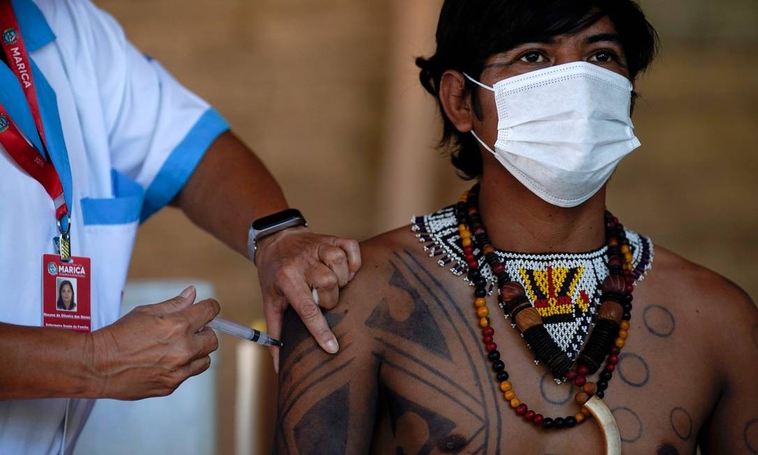 Indígena Guarani é inoculado com a vacina contra Covid-19 no acampamento São Mata Verde Bonita, em Maricá, Rio de Janeiro Foto: MAURO PIMENTEL / AFP - 20/01/2021