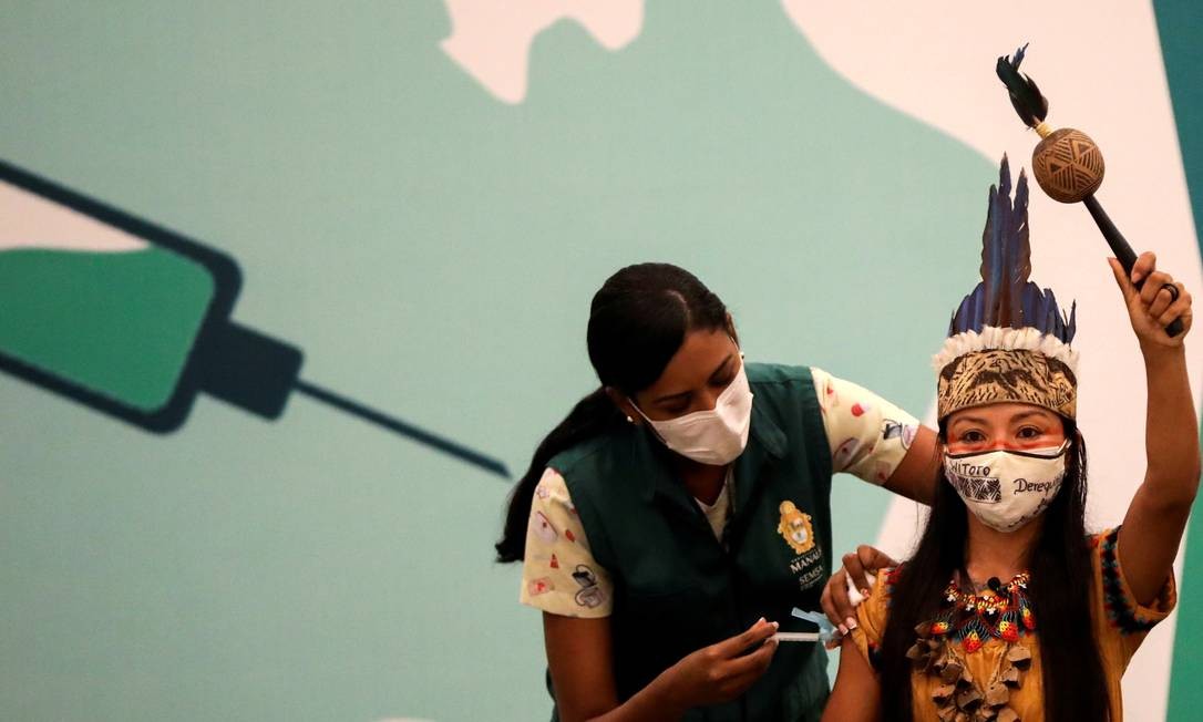 A indígena e técnica de enfermagem Vanderlecia Ortega dos Santos, conhecida também como Vanda, da tribo Witoto, recebe a vacina contra a Covid-19, em Manaus Foto: BRUNO KELLY / REUTERS - 18/01/2021