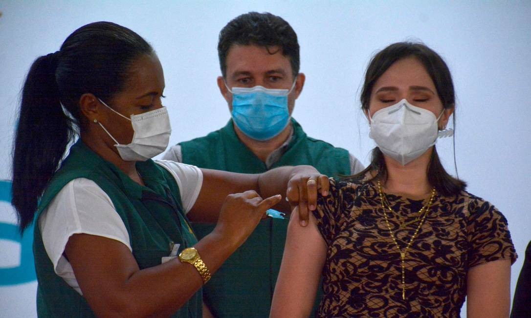 Uma profissional da saúde é inoculada com a vacina em Manaus, estado do Amazonas, capital que apresenta o pior estado de crise em decorrência do novo surto da Covid-19 Foto: MARCIO JAMES / AFP - 19/01/2021