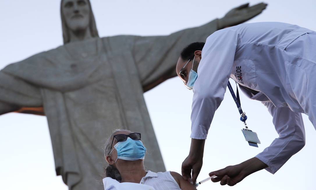 Dulcinéia da Silva Lopes recebe dose da Coronavac, tornando-se a primeira pessoa a ser vacinada na cidade do Rio, aos pés do Cristo Redentor Foto: RICARDO MORAES / REUTERS - 18/01/2021