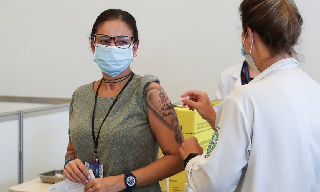 Profissional de saúde recebe vacina da Sinovac no Hospital das Clínicas de São Paulo Foto: AMANDA PEROBELLI / REUTERS - 18/01/2021