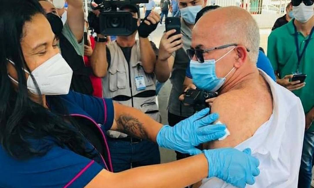 José Carlos de Oliveira, secretário de saúde de Duque de Caxias é vacinado Foto: Reprodução/redes sociais