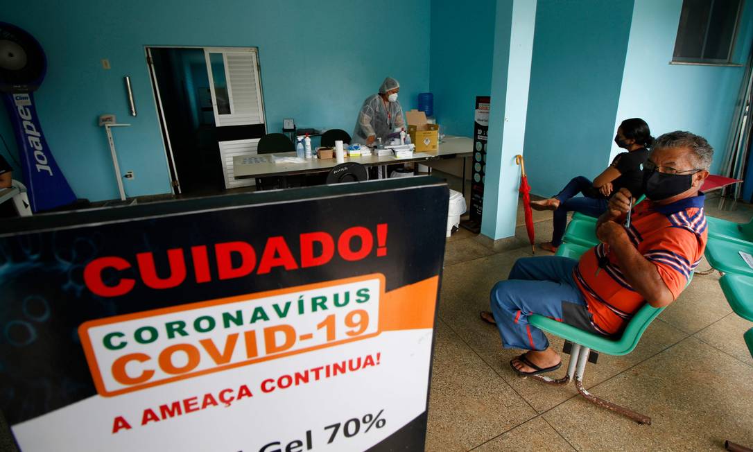 Pacientes na fila de atendimento de hospital público Hilda Freire, em Iranduba, no Amazonas Foto: MARCIO JAMES / AFP