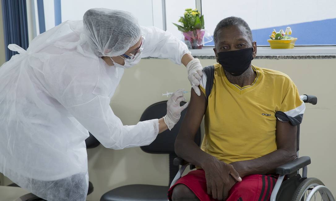 José Olímpio de Paula, de 67 anos, foi outro dos idosos vacinados na instituição de São Paulo Foto: Edilson Dantas / Agência O Globo