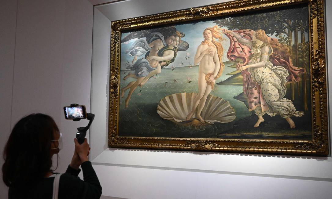 Visitante fotografa "O nascimento de Vênus", clássico de Sandro Botticelli na Galeria Uffizi, em Florença Foto: Vincenzo Pinto / AFP