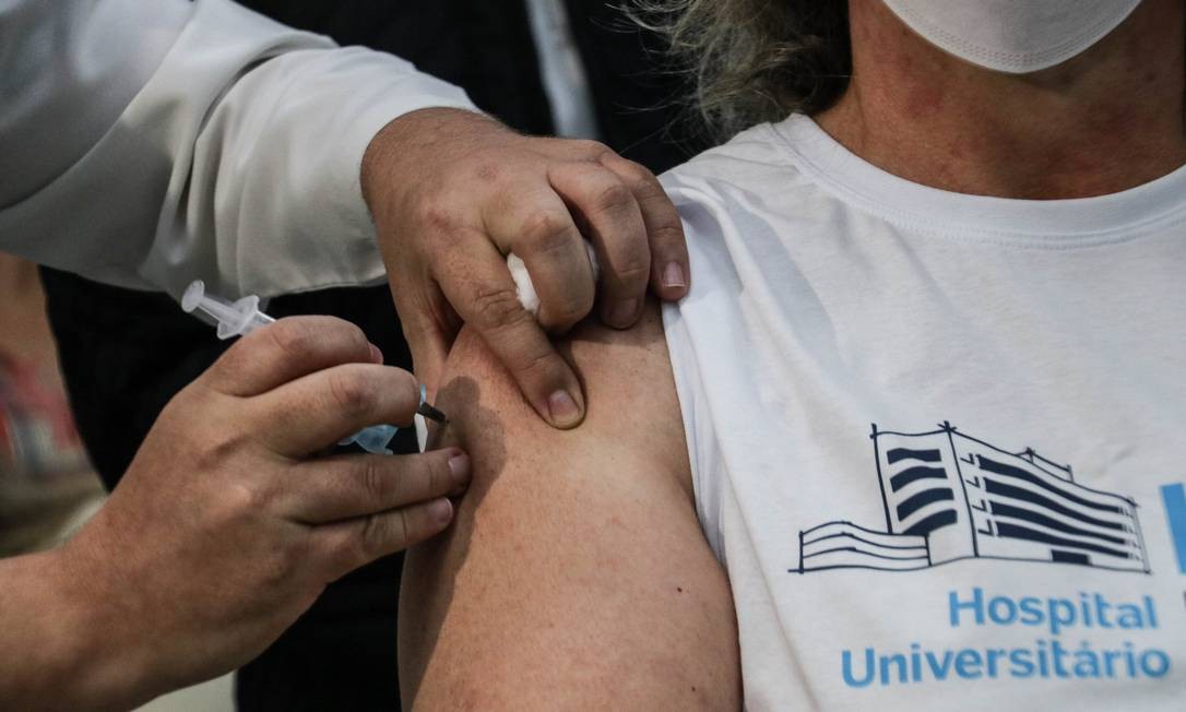 Primeira vacina da CoronaVac aplicada em Ponta Grossa (PR) Foto: Danilo Schleder/Zimel Press/Agência O Globo