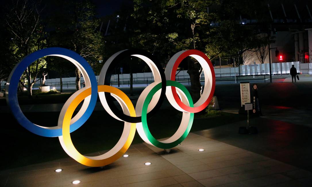 Os anéis olímpicos em frente ao Estádio Nacional de Tóquio Foto: KIM KYUNG-HOON / REUTERS