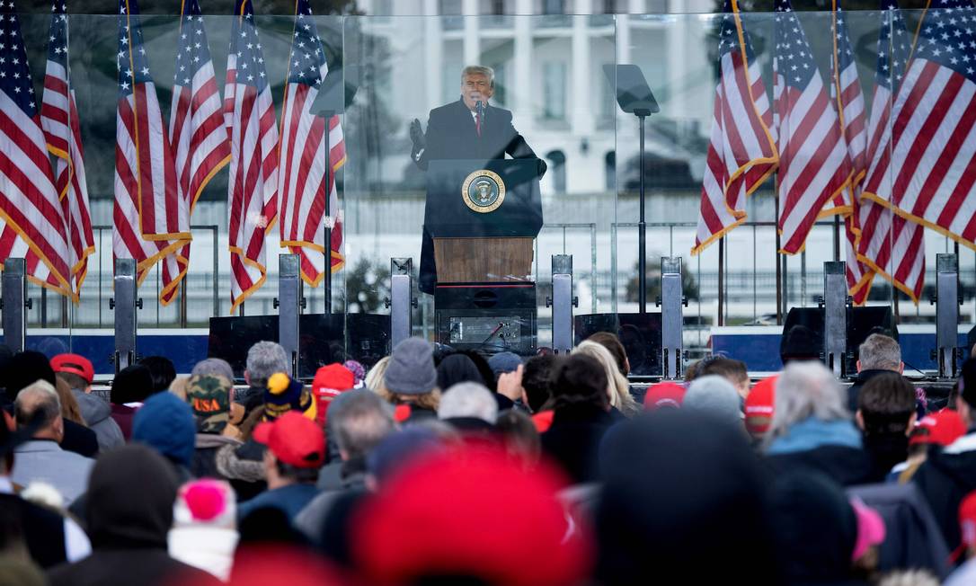 Donald Trump em comício em que encorajou manifestantes a interromperem sessão do Congresso que ratificava vitória de Joe Biden na eleição presidencial Foto: BRENDAN SMIALOWSKI / AFP