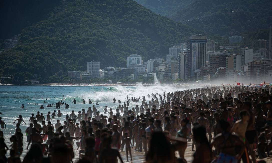 Praia de Ipanema no feriado de São Sebastião, padroeiro da cidade: pandemia ignorada por cariocas Foto: Hermes de Paula em 20-1-2021 / Agência O Globo