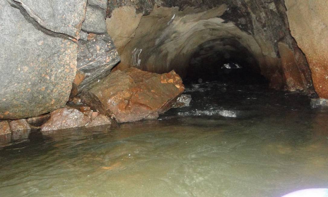 
Rochas soltas no interior do Túnel do Tibau: desabamentos vêm ocorrendo com frequência
Foto:
Divulgação
/
Ccron
