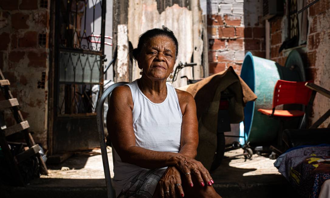 A pensionista Sebastiana Amaral, de 70 anos, gostaria que os vizinhos em Bangu, no Rio, que, ao contrário dela, também têm comorbidades, fossem vacinados logo contra o vírus Foto: Hermes de Paula / Agencia O Glob / Agência O Globo