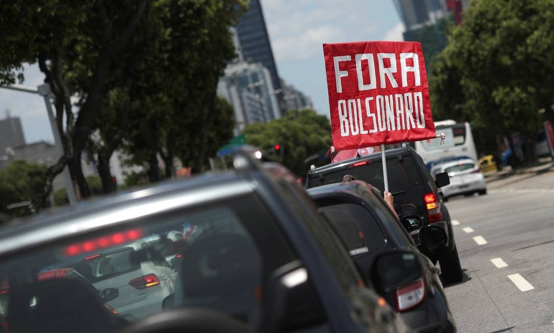 Carreata pede a saída do presidente Bolsonaro, devido ao fracasso no combate à pandemia da Covid-19 Foto: RICARDO MORAES / REUTERS