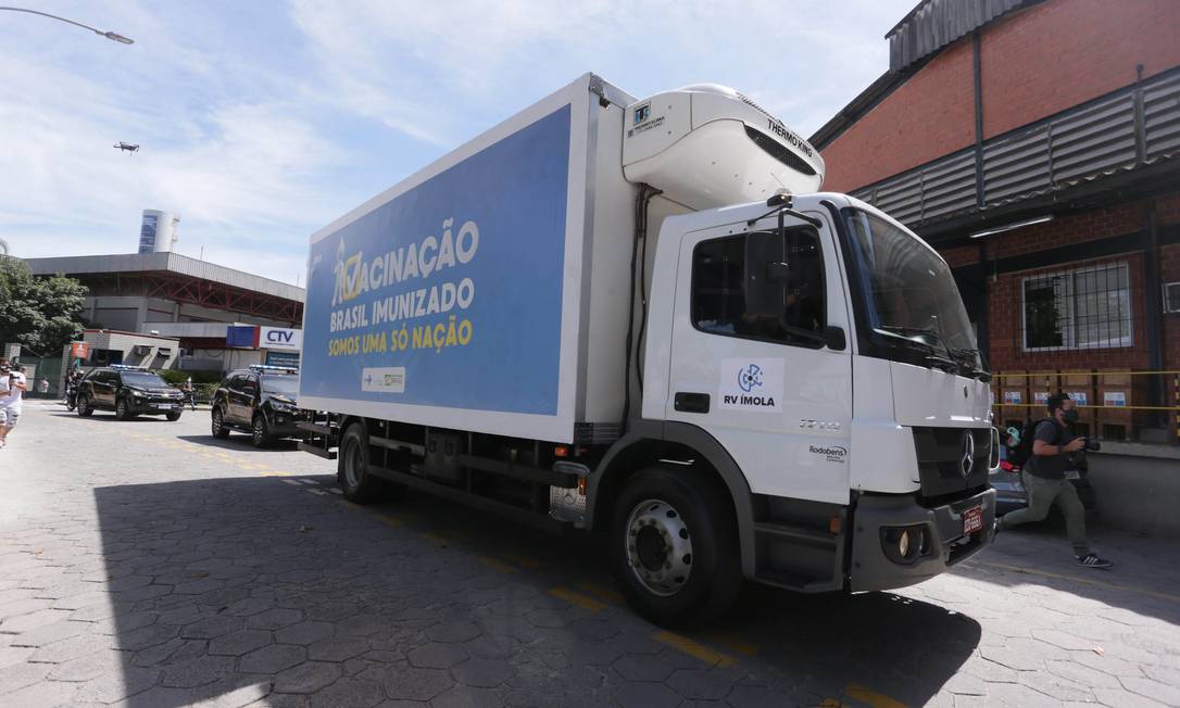 Caminhão saindo da Fiocruz, em Manguinhos, com doses da vacina de Oxford/AstraZeneca, escoltado pela Policia Federal Foto: Cléber Júnior / Agência O Globo