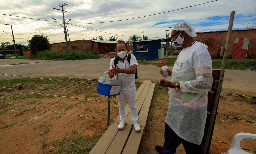 Profissionais de saúde atuam no bairro de Parque das Tribos, em Manaus Foto: MARCIO JAMES / AFP