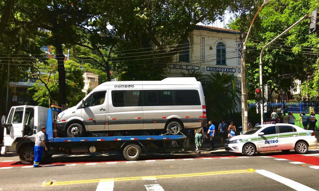 Seis vans foram rebocadas pelo Detro-RJ em ação para coibir transporte irregular no acesso ao Cristo Redentor Foto: Divulgação / Detro-RJ
