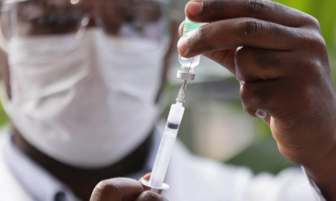 Vacina Oxford AstraZeneca sendo aplicada em posto de saúde no Rio de Janeiro Foto: Cléber Júnior / Agência O Globo