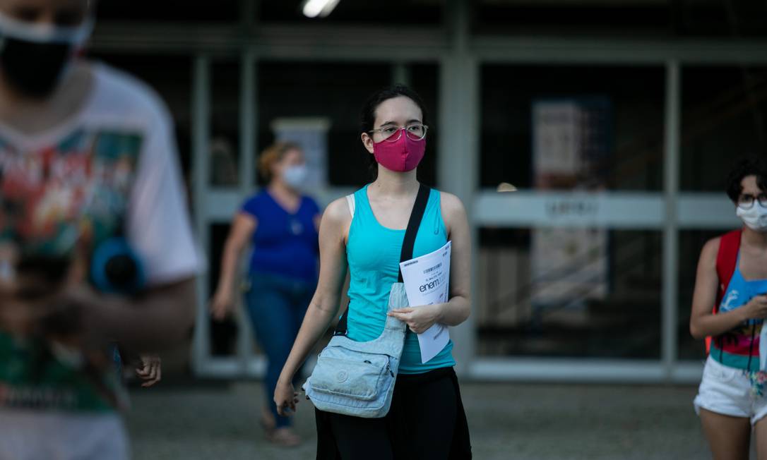 Mesmo com a Pandemia houve a prova do Enem em janeiro de 2021. Na foto, candidatos saindo da prova na UERJ. Foto: Brenno Carvalho / Agência O Globo