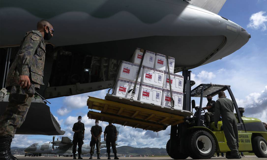 Militares embarca lotes da vacina Coronavac em São Paulo para a distribuição entre os estados Foto: Rodrigo Paiva / Getty Images/18-01-2021