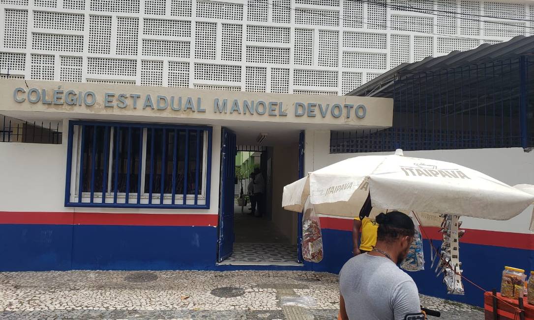 Entrada do Colégio Estadual Manoel Devoto, um dos principais locais de aplicação do Enem em Salvador, vazia após a abertura dos portões neste domingo (24) Foto: Bruno Luiz / O Globo