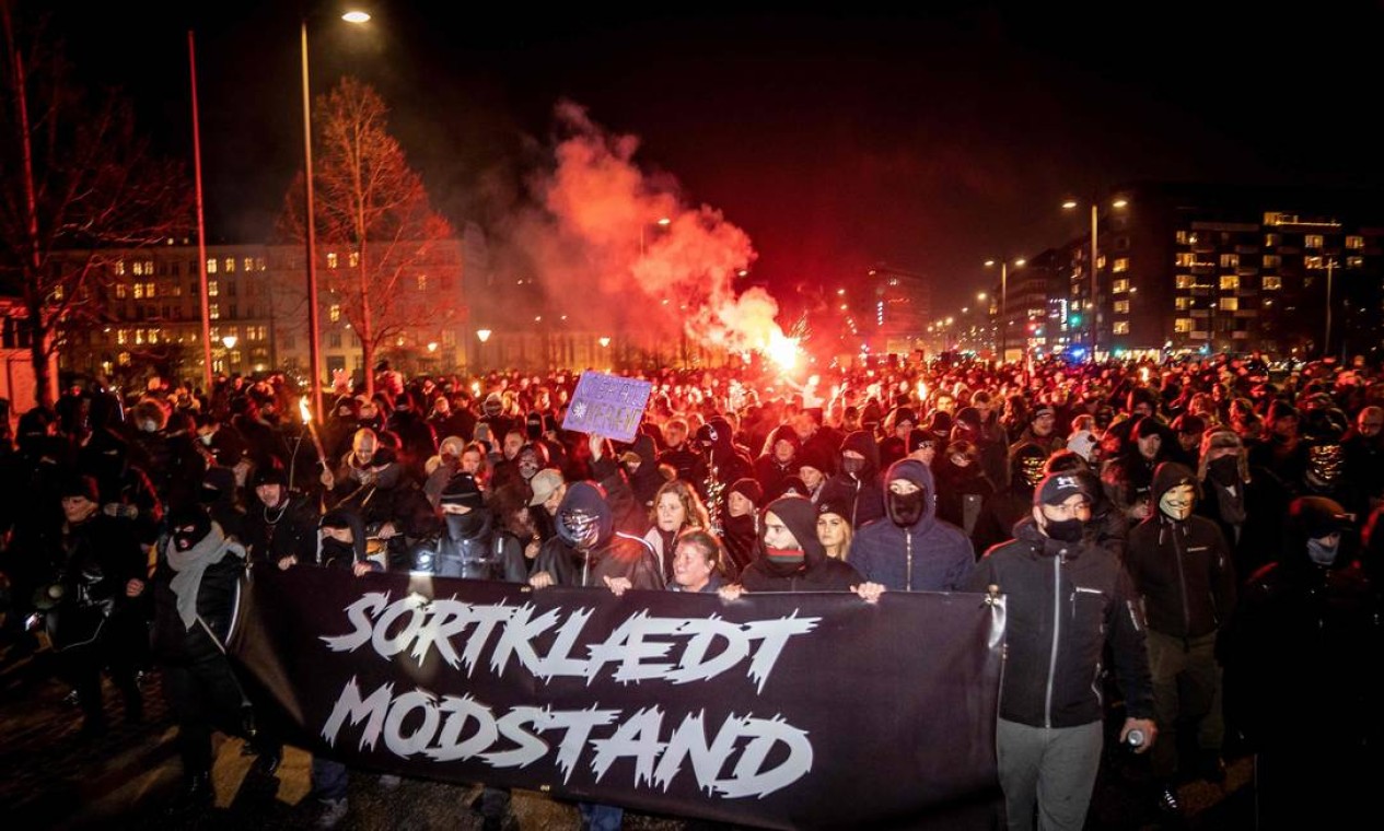 Negacionismo dinamarquês. Exrtemistas protestam contra restrições decretadas pelo governo para combater a pandemia da Covid-19, em Copenhague Foto: MADS CLAUS RASMUSSEN / AFP - 23/01/2021
