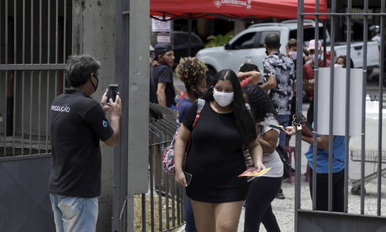 Candidatos, usando máscara de proteção, chegam para realização do segundo dia de prova Foto: Gabriel de Paiva / Agência O Globo