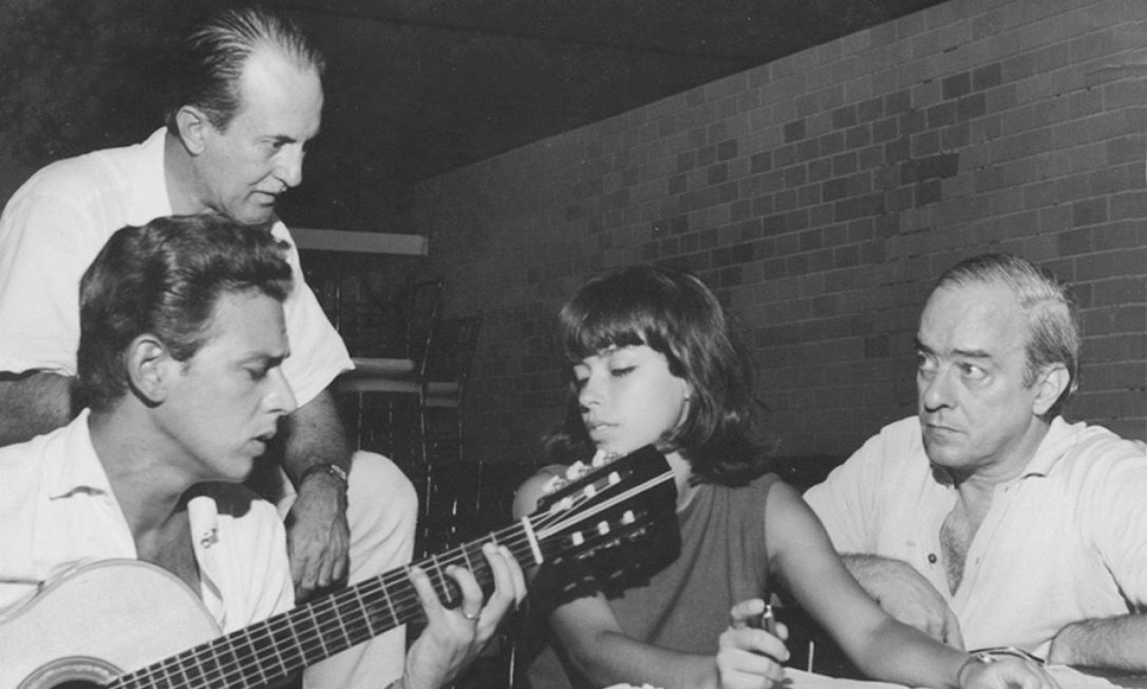 Em 1963, ensiando o musical 'Pobre menina rica', com Carlos Lyra, Vinicius do Moraes e Aloysio de Oliveira Foto: Divulgação