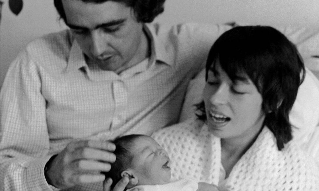 Em 1970, com o marido Cacá Diegues e a filha Isabel Foto: Divulgação